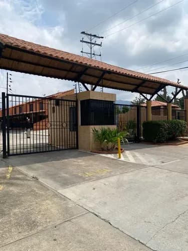 Alquiler De Exclusivo Townhouse Conjunto Privado Guayabal Garden Naguanagua Cf-ind
