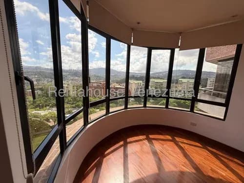 Cur Apartamento En Alquiler En Colinas De Valle Arriba Elegante, Cómodo Y Con Excelente Vista Al Ávila 26-11531 Yg