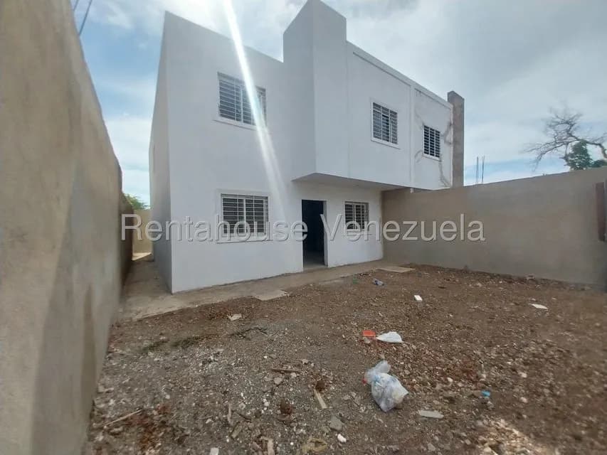 Casa (Duplex) en Venta en Sector Independencia, Falcon