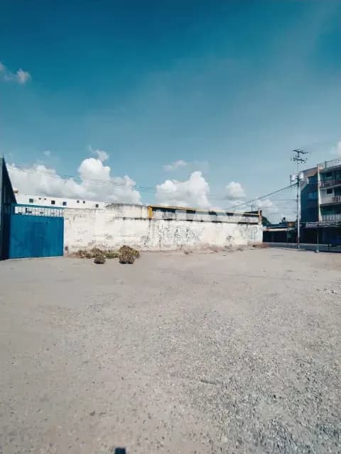 Terreno en Venta con Locales Comerciales en Zona Centro. Av. Libertador con Av. Carabobo