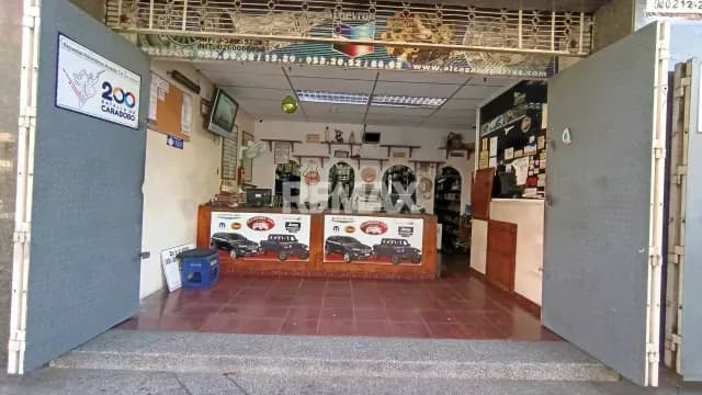 Local en Venta con 5 Puesto de estacionamiento en AV Casanova