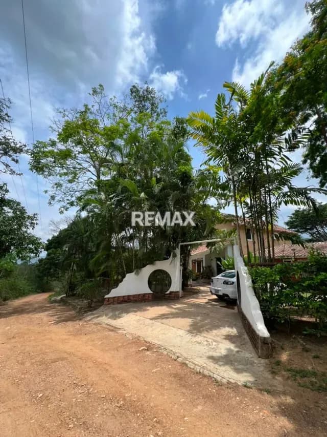 SE VENDE BELLA CASA CAMPESTE EN EL SOLAR DE GUATAPARO