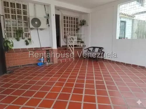 Diana Blanco Vende Hermosa Casa En Cabudare, De Dos Plantas,cómodas Habitaciones Con Closets, Cocina Empotrada, Cerrado Con Portón Eléctrico.