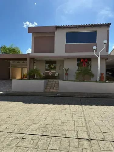 En Venta O Alquiler Hermosa Casa En Antillana Hills. Consta De: 4 Habitaciones 6 Baños. Área De Lavandería. Depósito. Piso De Mármol. Aires Acondicionados En Todos Sus Espacios. Seguridad