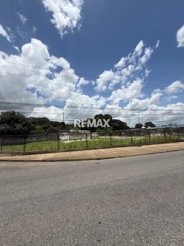 En Alquiler Lote estratégicamente ubicado en la avenida 13 de Junio - Araure