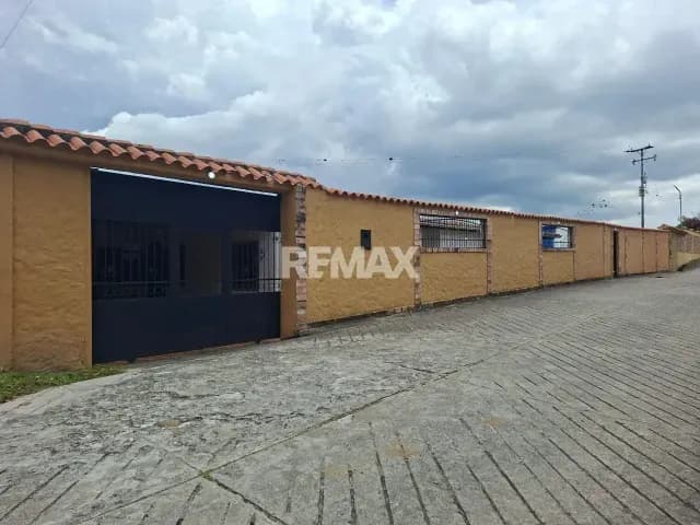 CASA RÚSTICA DE CAMPO EN SECTOR LA HIERBABUENA (A tan solo 1 min del Glamping Aguamiel) VIA CAPACHO