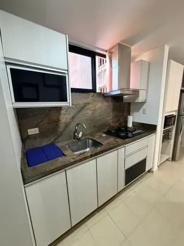 Apartamento Lomas De Mañongo 2 Piso Cerca Al Sambil Mañongo. 86 Metros 3 Habitaciones 2 Baño Sala Comedor Cocina Empotrada Tope De Granito Nevera Tope Y Campana 3 Aire Acondicionados 12 Btu Tien