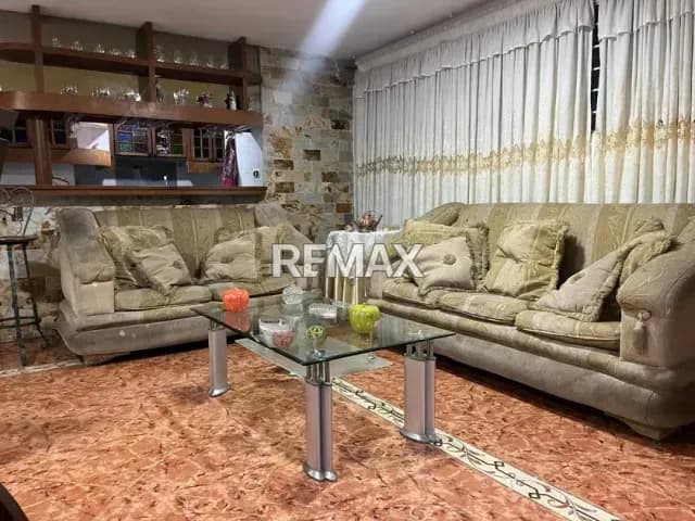 En Alquiler Cómoda Habitación Para personas sola o estudiantes. Preferiblemente Dama. Ubicado Urbanización Mérida.