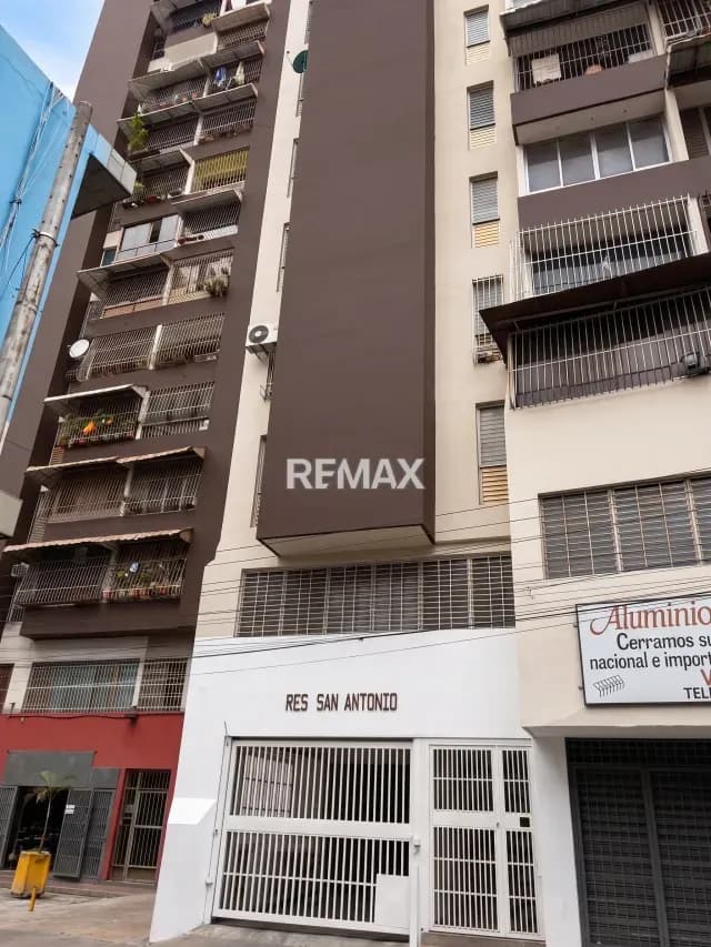 Amplio Pent-House de 4 Habitaciones en Venta, Piso 8, San Juan
