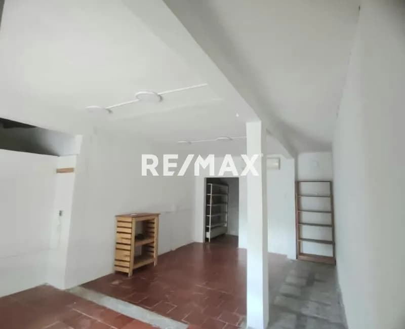Alquiler de Local Comercial Pie de Calle de 45m2 con Ubicación Estratégica a 50 metros de Farmalydo Avenida Libertador