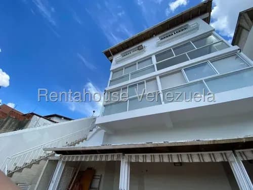 Una Joya En Los Altos Mirandinos! Esta Casa No Solo Deslumbra Por Su Diseño Y Acabados De Lujo, Sino Por La Energía Que Trasmite. Remodela. 5 Niveles Llenosde Posibilidades, Esta En San Antonio