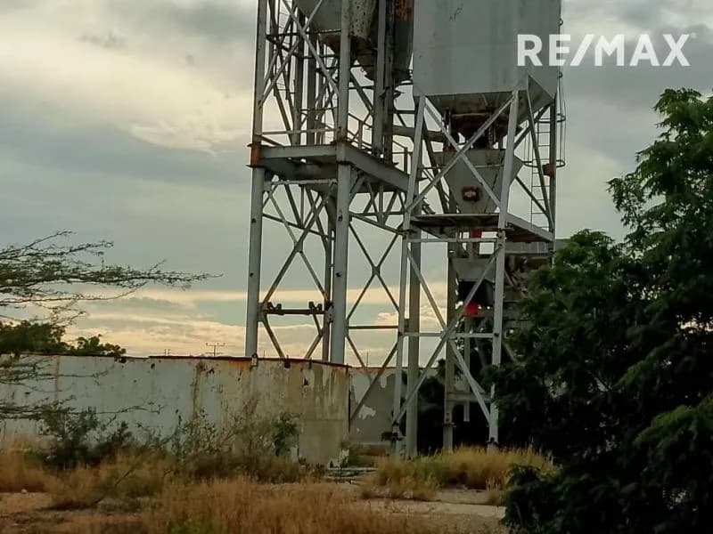 Lote de terreno cercado ideal para industria concretera