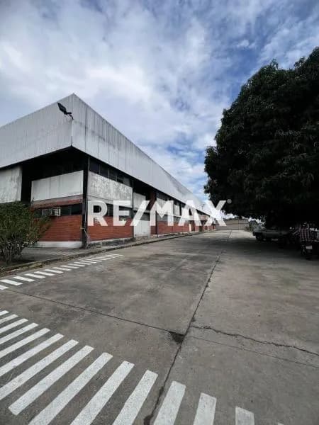 En Venta Galpon Avenida Antón Phillips de Maracay.