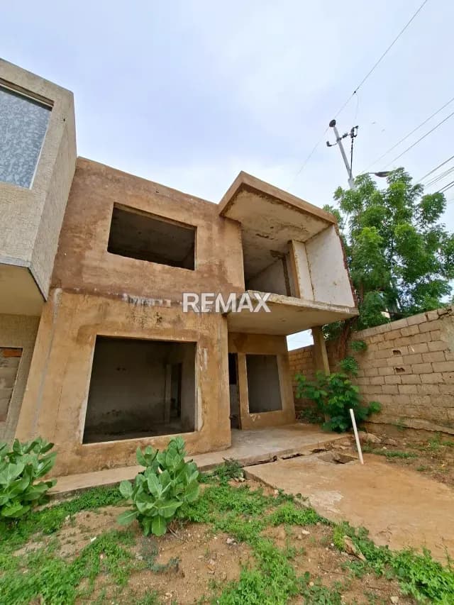 Thowhouse en Gris en Urbanización Lago Mar Beach