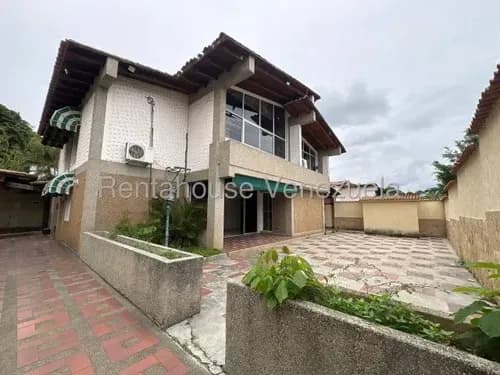 Amplia Casa En Esquina Cuenta Con Una Ubicación Verdaderamente Privilegiada Y Se Encuentra En Una Exclusiva Calle Cerrada