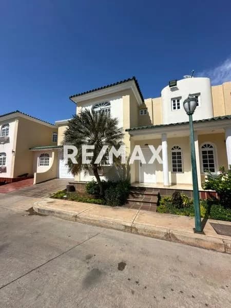 Townhouse en Alquiler Villa Oasis Country I Av. Fuerzas Armadas