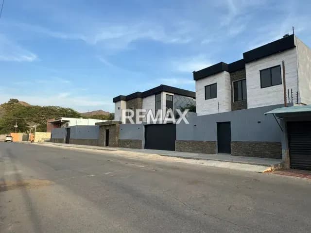 Se vende casa con fines residenciales o comerciales en el Pueblo de San Diego. Ideal para academia, clínica, alquileres estudiantiles, consultorios entre otros. Estilo moderno de (2) niveles.