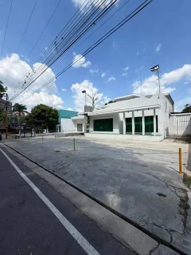 Venta De Casa Comercial En La Av. Monseñor Adam Urb. El Viñedo Valencia. Un Inmueble Versátil Adaptable A Diversos Rubros. Rg.con Una Ubicación Premium De Alto Tráfico Comercial Asegurando Plusvalía
