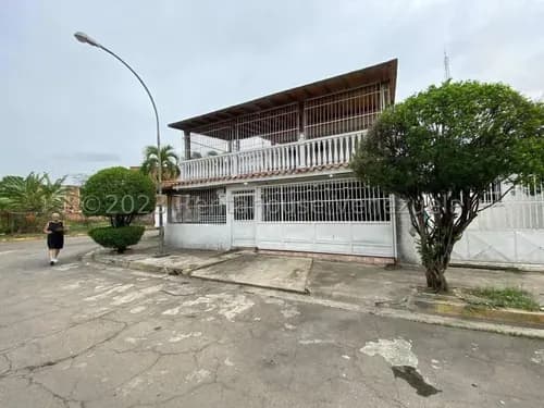 Asg Amplia Casa En Venta En Urb La Fuente Turmero 25-16898