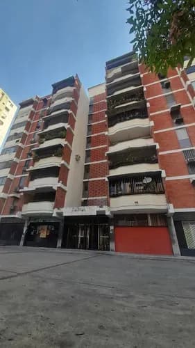 Estupendo Y Amplio Apartamento En Venta, En La Urbanización Los Caobos, Residencias Pompey Piso Bajo. Yb22
