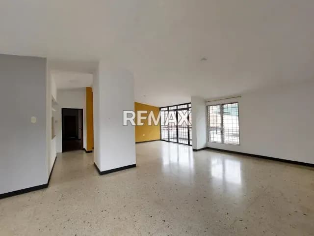 En Alquiler para Fin Comercial yo Residencial Apartamento en la Urbanización Pirineos parte baja (a pie de Calle) en la Av. Carabobo