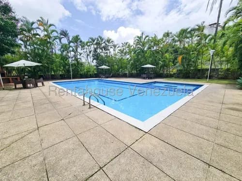 Af- Apartamento En Venta En Los Naranjos Del Cafetal, Con Hermosa Vista Al Ávila, 3 Cómodas Habitaciones, 3 Puestos De Estacionamiento, Edificio Con Pozo De Agua, Gimnasio, Piscina Y Mas.