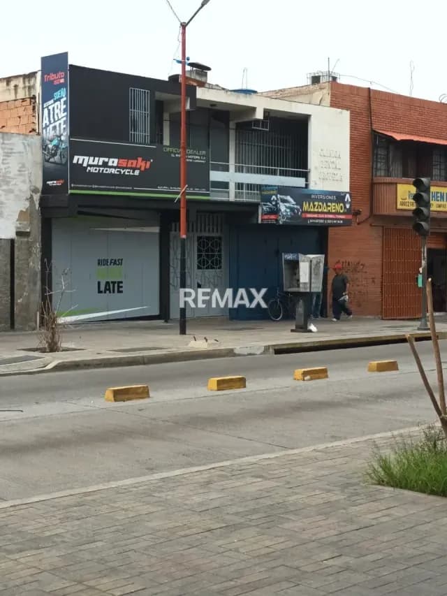 Se Alquila Espacio Comercial Multiuso (Oficina Consultorio) en Av. 20 Centro