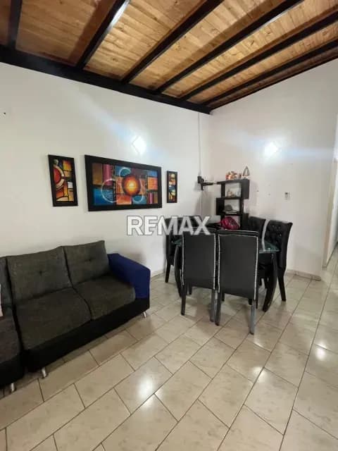 BELLA CASA EN VENTA. PARQUE RESIDENCIAL MIRAFLORES. ARAURE.