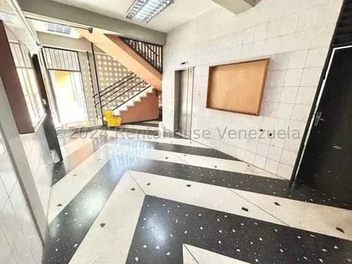 Daniela Linarez Vende Edificio De 3 Pisos Con Salones, Oficinas, Cantina, 3 Baños, Ubicado En El Centro De Barquisimeto