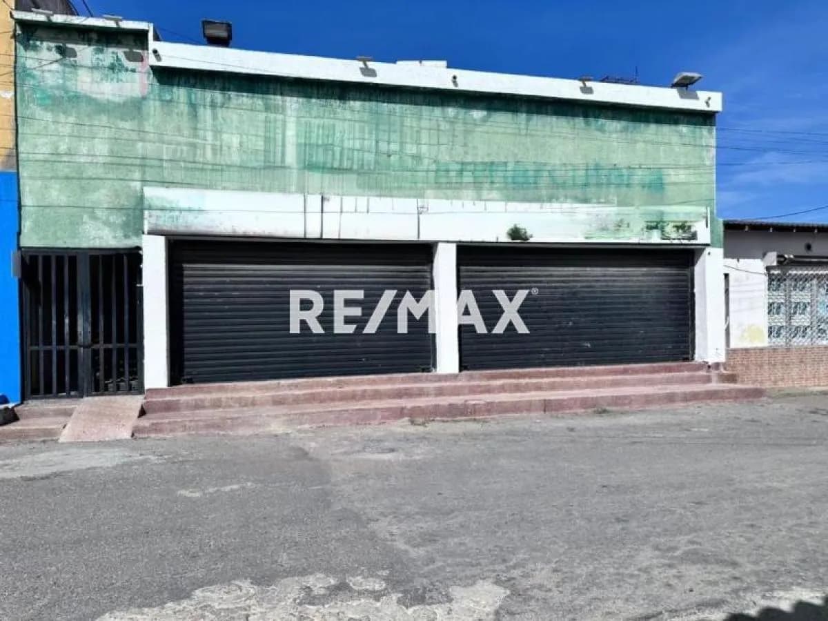 Venta de local comercial puerta Maraven a pocos metros de la avenida ollarvides