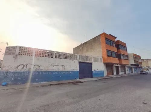 Galpon En Esquina + Local Comercial + Mas 2 Apartamentos Todo Incluido En El Centro De Barquisimeto Lara Excelente Ubicacion Oportunidad De Inversion Rja
