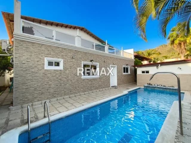 ESPECTACULAR CASA MODERNA CON PISCINA EN URB. PARAISO 1