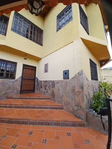 Venta: Casa + Apartamento En El Valle - La Zorqueñita