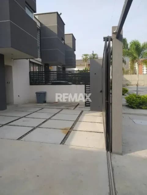 Townhouse #1 Res Rio Sur 530 ubicado en la Av 5 con calle 30 Las Acacias Valera estado Trujillo