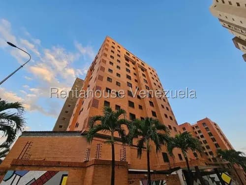 Bello Y Moderno Apartamento En Venta Totalmente Amoblado En Excelente Resid De La Urb. Base Aragua Con Planta Total, Pozo, Vigilancia 26-21900 Hc