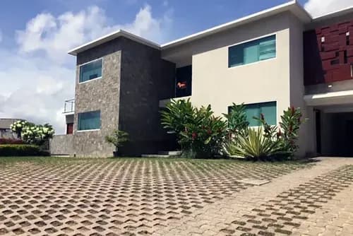 Hermosa Y Versátil Quinta De Especial Diseño Apto Como Para Adaptarse A Diversos Usos. Variados Y Amplios Espacios. Jardín, Zona Para Eventos, Gazebo, Seguridad, 15 Puestos. Urb. Cumbres De Curumo