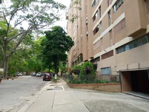 Se Vende Amplio Apartamento, Ubicado En La Av. Rio De Janeiro, Con Hermosa Vista Al Avila Y De Facil Acceso Vial
