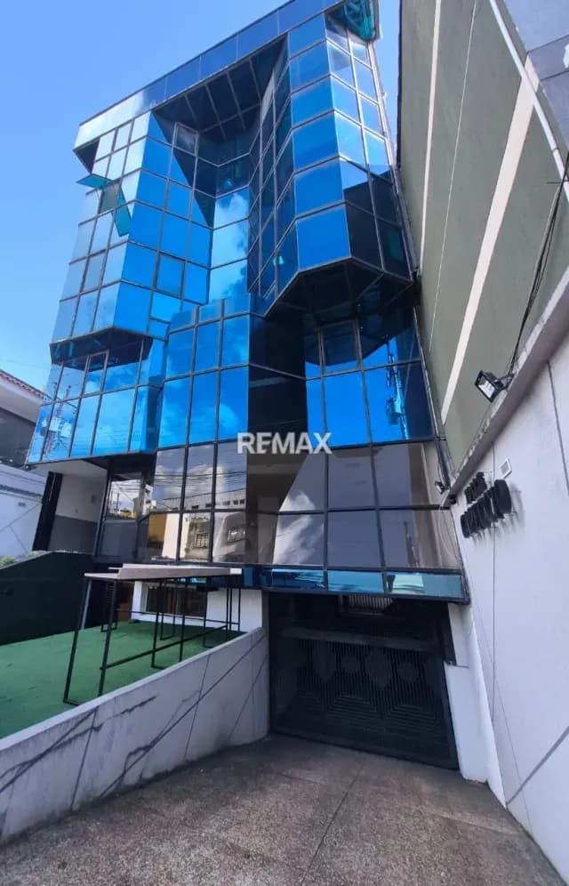 Local Comercial en Venta – Barrio Obrero Torre Capeccio Ubicación y Área: Barrio Obrero, Piso 3 (65 m²).