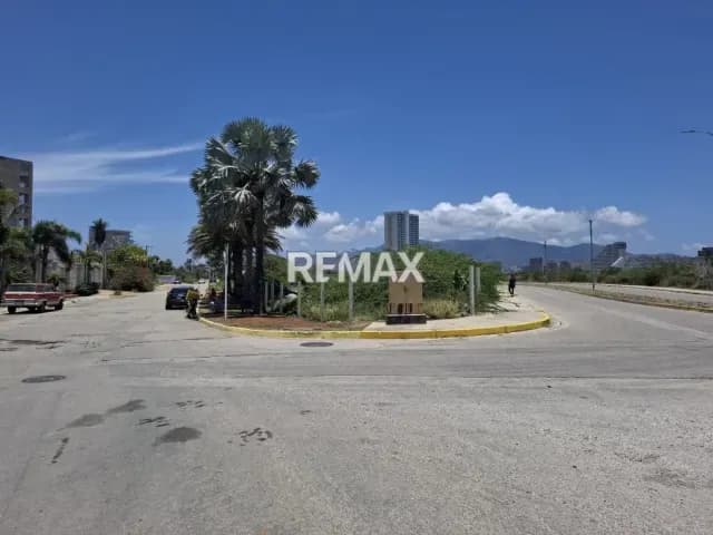 EN VENTA TERRENO PREMIUM, DE ESQUINA, CON POTENCIAL MIXTO, FRENTE A LA LAGUNA EL MORRO Y A MINUTOS DE PLAYA LA CARACOLA.