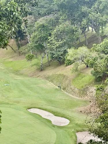 Se Vende Qta Para Remodelar Con Vista A Los Campos De Golf , Posee 2300 Mts De Terreno , 750 Mts De Construcción , Con Gran Terreno Plano , Calle Tranquila , Excelente Opción Para Rehacer O Construir
