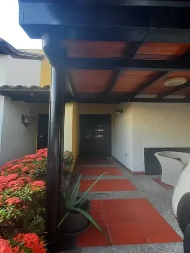 Con Agua De Pozo, Totalmente Remodelado, Equipado,pisos De Porcelanato, Piscina Sevende Town House En Tazajal Naguanagua Venezuela