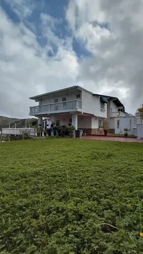 Casa Remodelada De 320 Mts En Parcela De 1.700 Mts 5 Hab Con Baño 8 Puestos Cocina Empotrada Con Tope De Granito Pisos De Mármol Y Porcelanato Área Social Con Parrillera Salon De Juegos Agua Propia