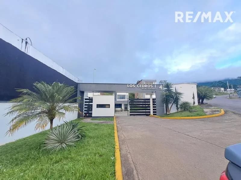 En Venta Parcela con proyecto arquitectónico y de ingeniería para iniciar construcción. Urbanización Los Cedros de la Castellana