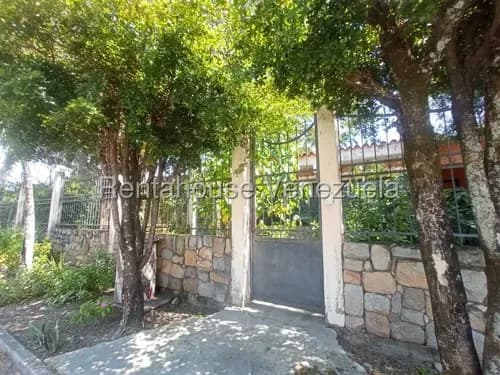 Oportunidad De Inversion, Casa Con Espacios Flexibles Para Vivienda O Para Oficinas Debido A Su Gran Espacio Urb La Castellana Carretera Guacara- San Joaquin
