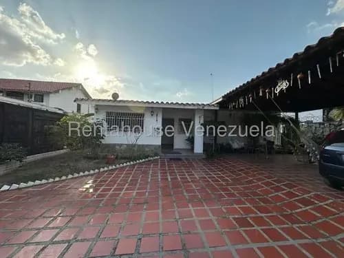 Magnífica Casa En Venta 400 Mts2 Con Estupendo Clima De Montaña Y Seguridad Urb El Piñal, Calle Cerrada El Limón 26-14031 Hc