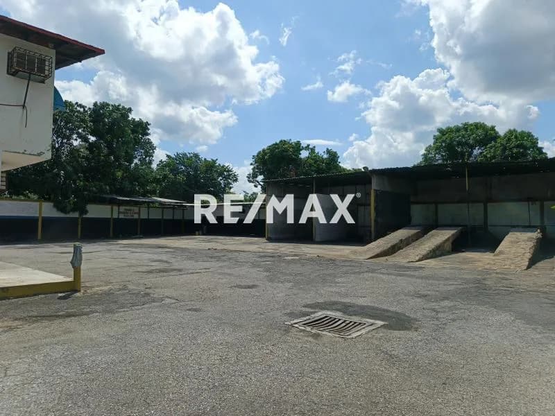 Se alquila terreno comercial acondicionado para autolavado