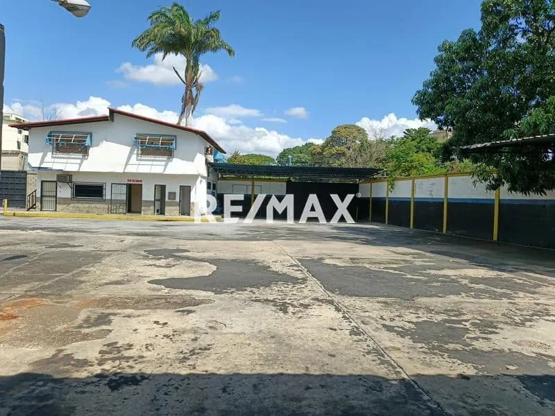 Se alquila terreno comercial acondicionado para autolavado