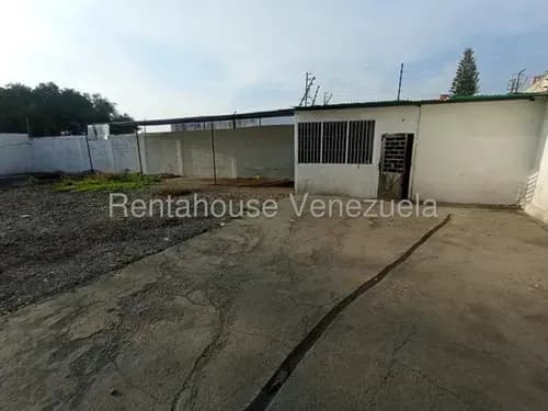 Andreymar Canelón Ofrece En Alquiler Extenso Terreno En Centro-este De Barquisimeto, Con Amplio Portón Y Totalmente Cercado Con Paredes De Bloque.