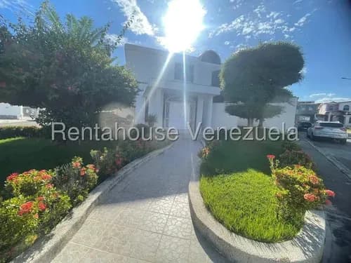 Karen Burgos Vende Lujosa Y Hermosa Casa Al Este De Barquisimeto, Con Piscina, Gimnasio, Jacuzzi, Cocina Moderna, Vigilancia 24/7.