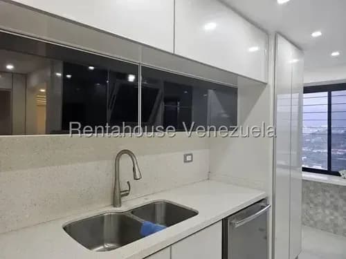 Apartamento En Alquiler Totalmente Remodelado Y Moderno La Alameda #25-22217 Carolina Millán